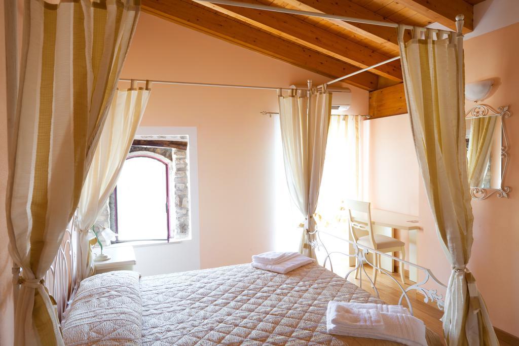 Barchi Resort - Apartments & Suites San Felice del Benaco Habitación foto
