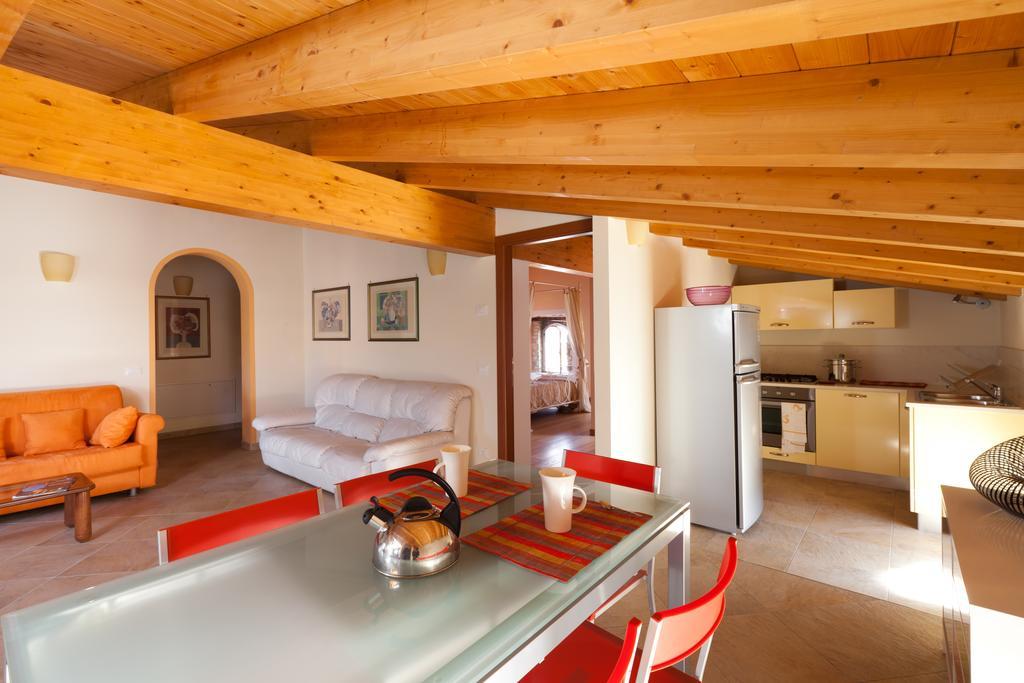 Barchi Resort - Apartments & Suites San Felice del Benaco Habitación foto